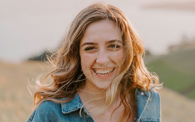 Junge Osteopathie Patientin nach Behandlung - Osteopathie Praxis Mainz