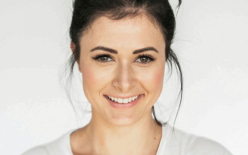 Zufriedener Patientin nach Behandlung - Osteopathie Praxis Mainz